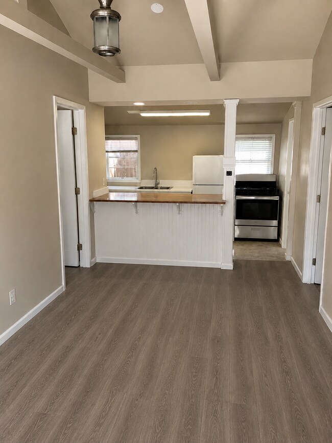 Foto del edificio - Available 6/25. Private rear unit, 5-minute walk to Cal Poly, parking included but no car needed.