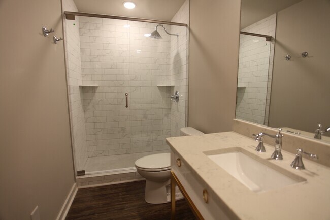 Building Photo - Renovated duplex off of North Gay Street