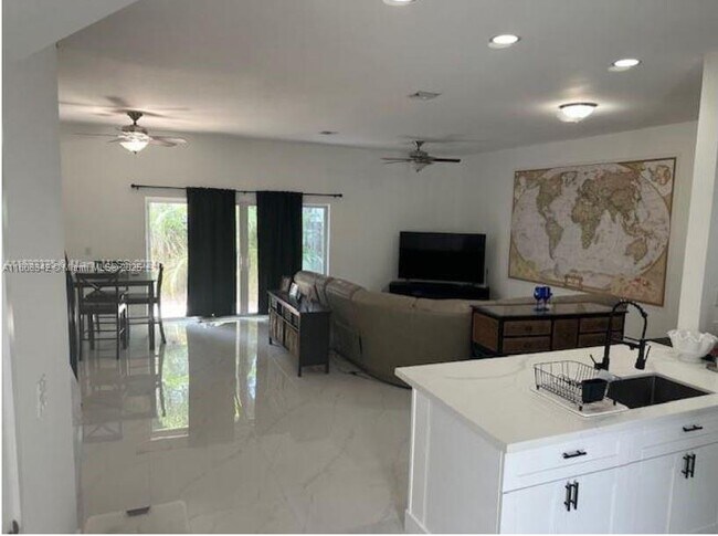 Foto del edificio - 2945 SW 18th Terrace