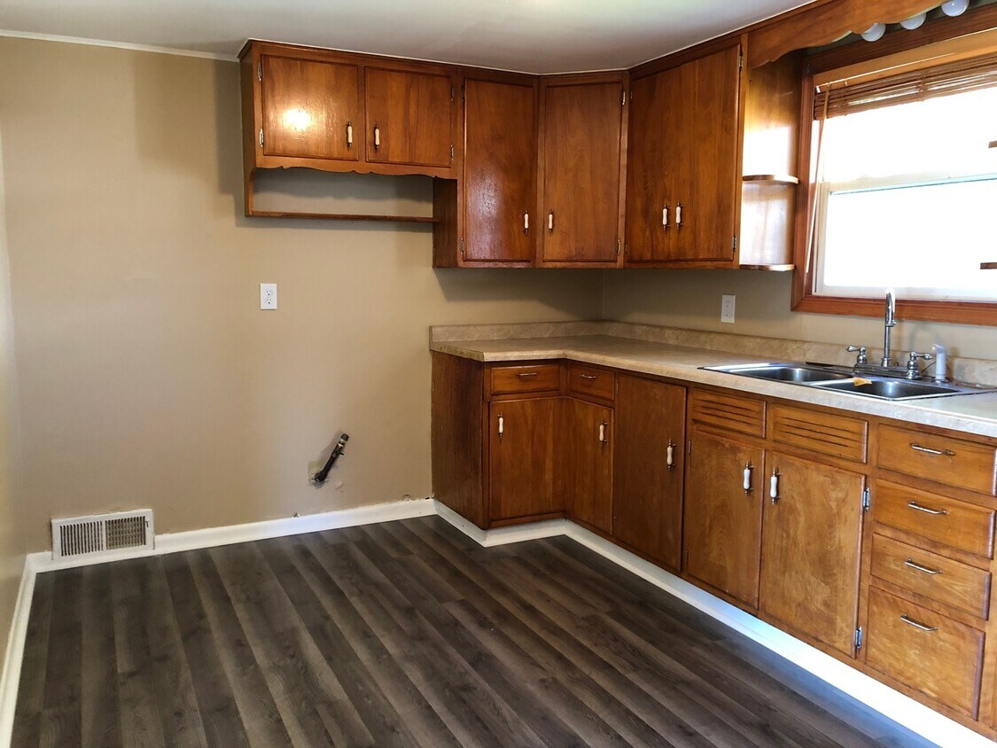 Building Photo - Check out this 2-Bedroom Beautiful House!