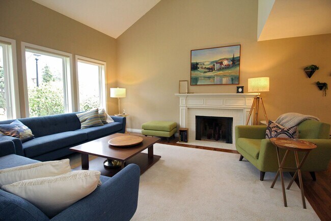 Building Photo - Luxuriously Appointed West Hills Tradition...