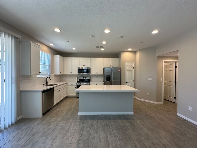Building Photo - Brand New Home