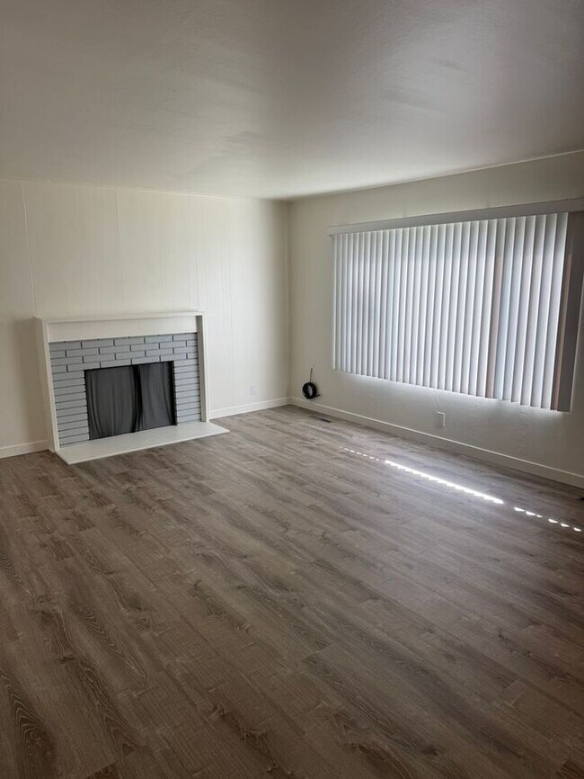 Foto del edificio - Stunning 4-bedroom, 2-bathroom