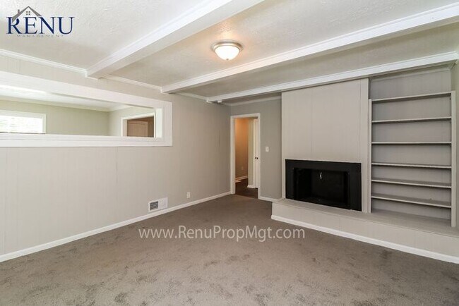 Building Photo - Available Now! 3 beds & 2 Baths