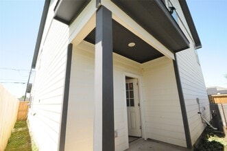 Building Photo - 8203 Gladstone St