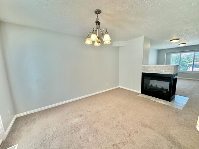 Building Photo - Great 2 Bd 2.5 Bath Townhome in Sandy