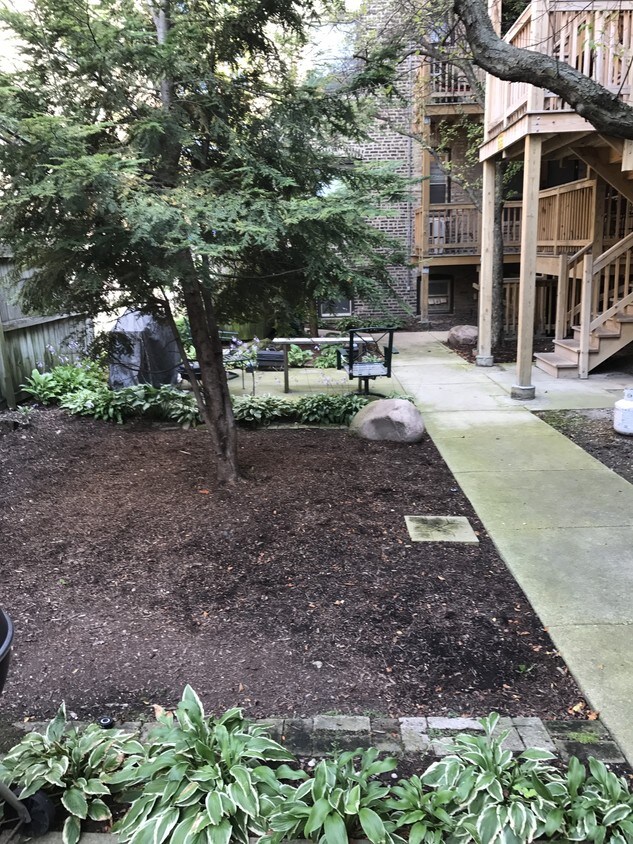 Foto principal - 2542 N Racine Ave