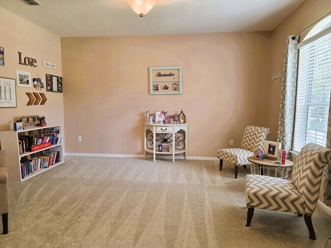 Building Photo - Large Home On Cul-De-Sac!
