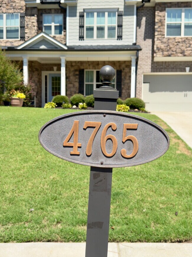 Foto del edificio - A Craftsman Home That Checks Every Box — S...