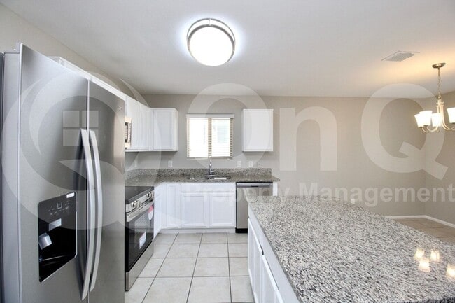 Foto del edificio - 5818 E Oasis Blvd