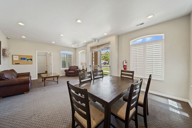 Foto del edificio - 1922 N Crest Rd