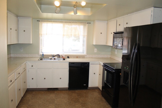 Building Photo - 4615 Maplewood Ct