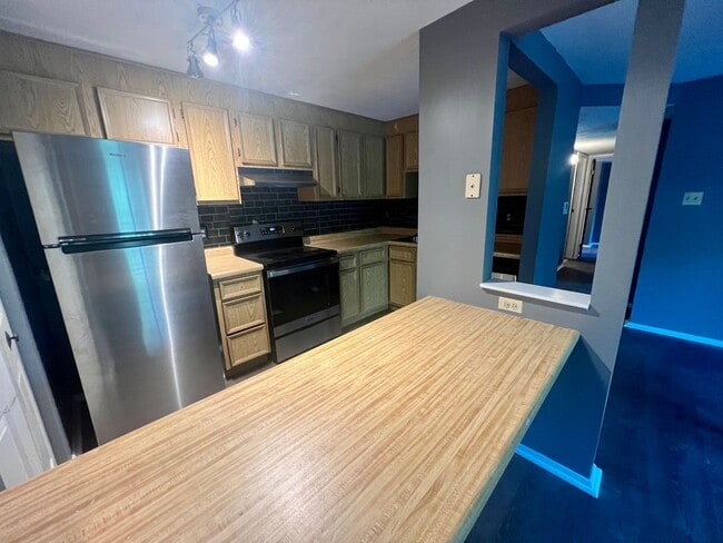 Building Photo - Newly Updated! - 2 Bedrooms 1 Bathroom - H...