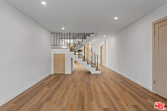 Foto del edificio - 2447 Beachwood Dr