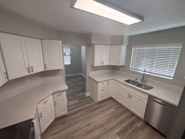 Foto del edificio - Newly Renovated Two Bedroom Condo