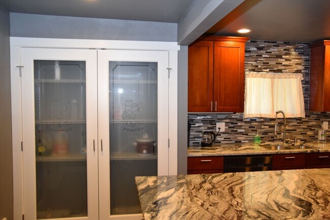 Building Photo - 3 Bedroom 2 Bath Updated Rambler with Cove...