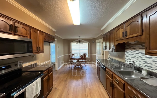 Building Photo - 1095 Carriage Dr S