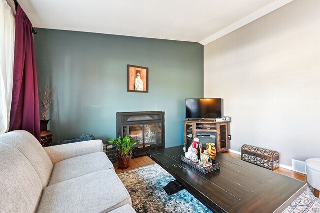 Foto 1 de la sala de estar - 1960 Doherty Rd