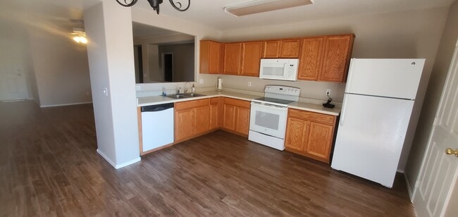 Building Photo - 2319 E Palm Beach Dr