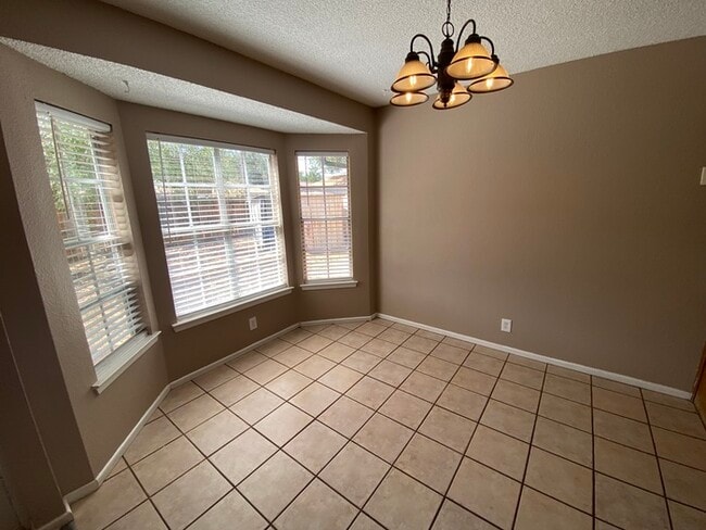Building Photo - 3 bed 2 bath home 2 car garage