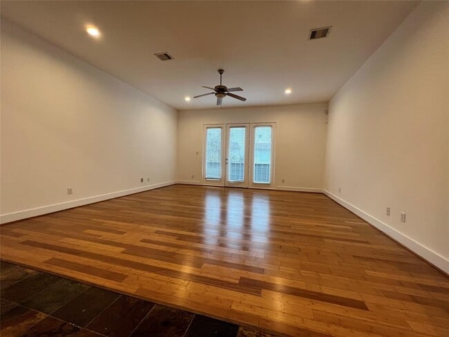 Building Photo - 2032 Tuam St