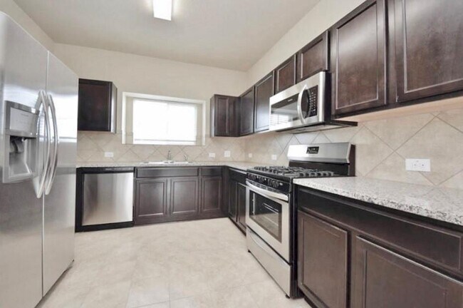 Building Photo - 10100 Avers Ln