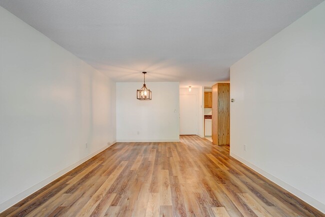 Building Photo - 7 Greenbriar Dr