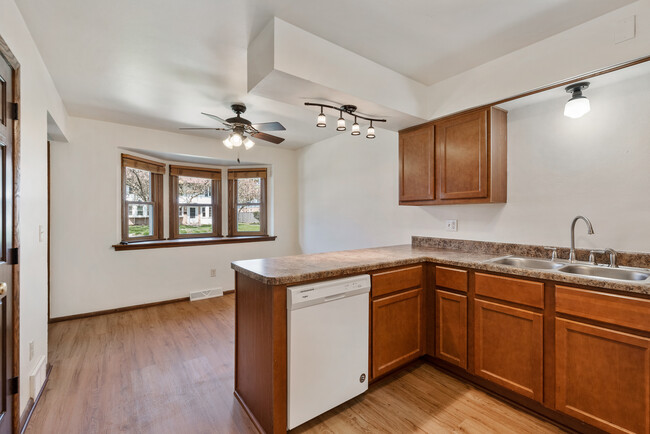 Building Photo - 5247 N Mohawk Ave