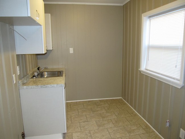 Building Photo - 10704 Hickman Mills Drive