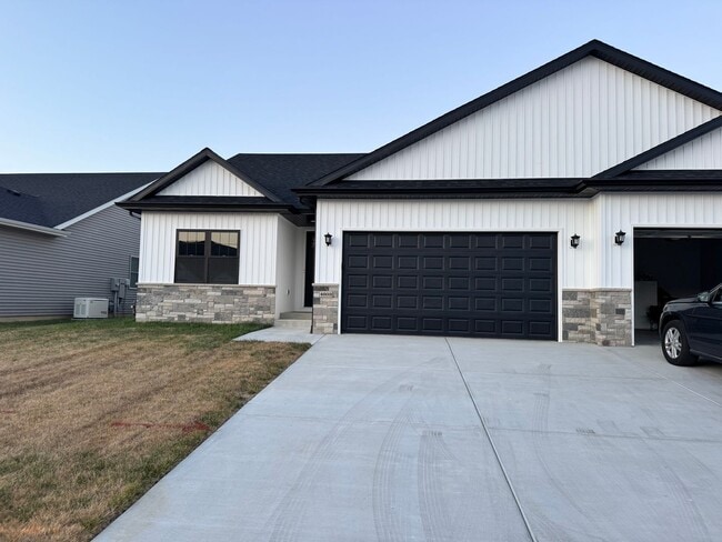 Foto del edificio - New Construction! West side location. 4br, 3bth, 2crg, Finished basement. All new stainless steel...