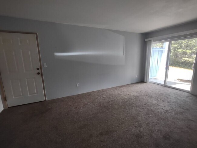 Foto del edificio - Ground Floor 2 BR 2BA with Storage & w/d