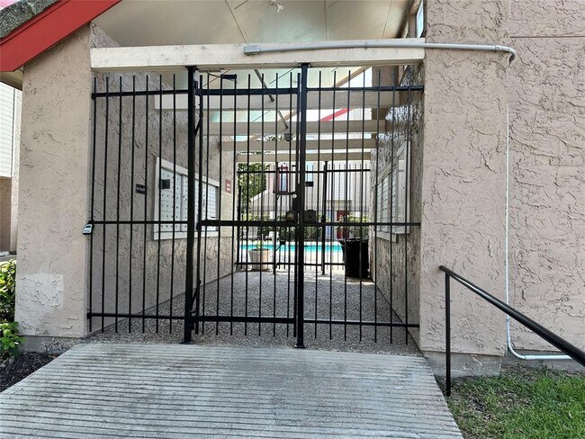 Foto del edificio - 10855 Meadowglen Ln