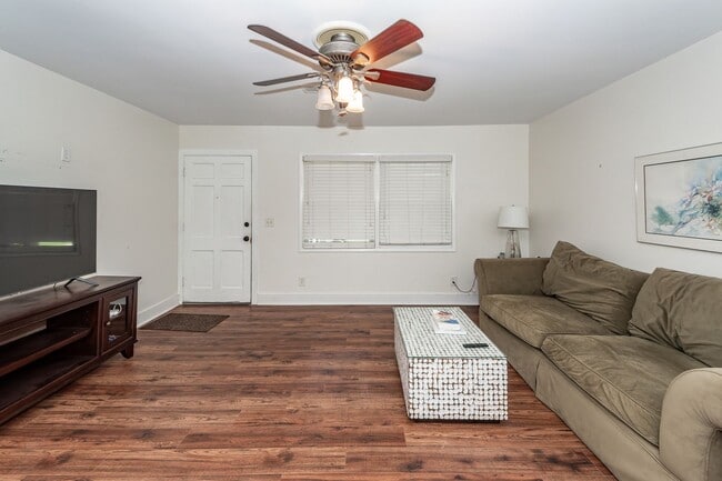 Building Photo - 3 Bedroom 2 Bath Home in West Ashley Plant...