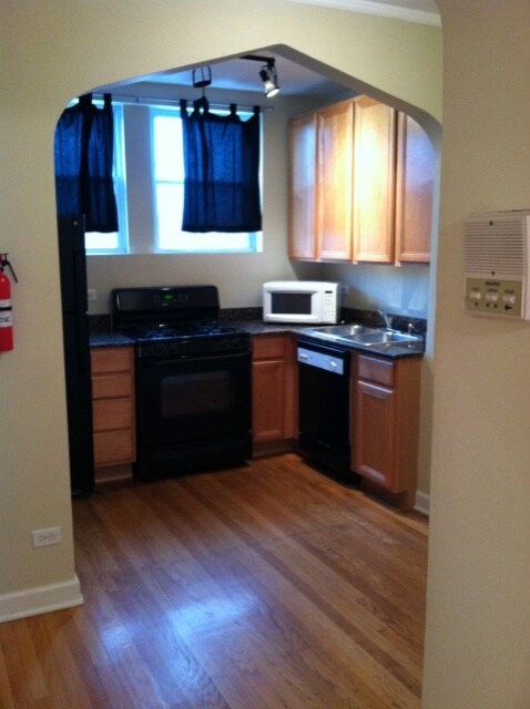 Kitchen - 2922 N Sacramento Ave