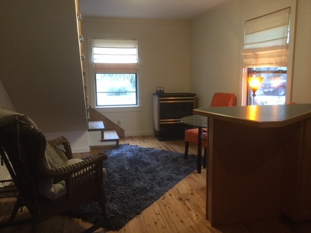 downstairs sitting area - 5355 Vanderbilt Ave