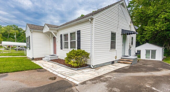 Building Photo - Cozy 2BD/2BTH in South Knoxville
