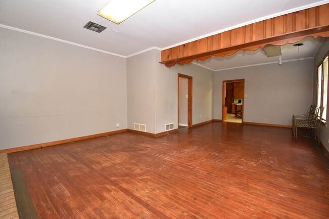 Building Photo - Spacious 4 Bedroom, 2 Bath