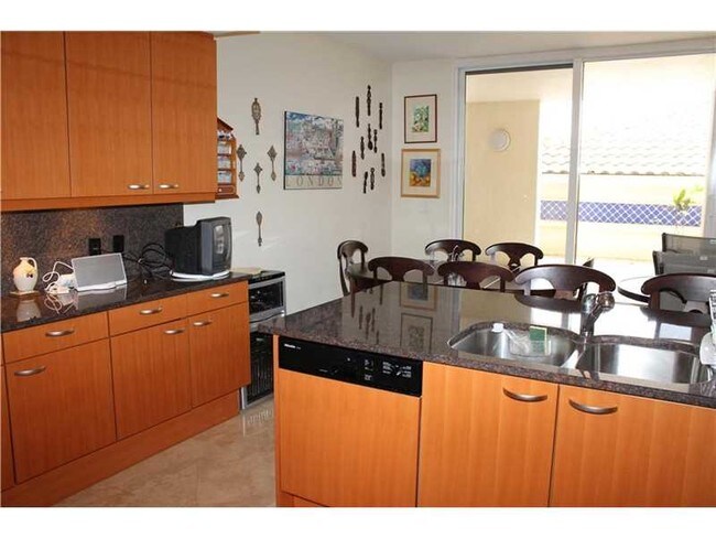 Foto del edificio - 791 Crandon Blvd