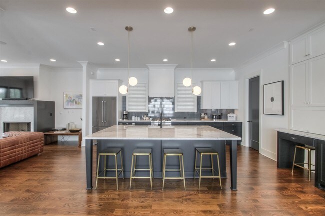 Foto del edificio - 4004 Lealand Ln