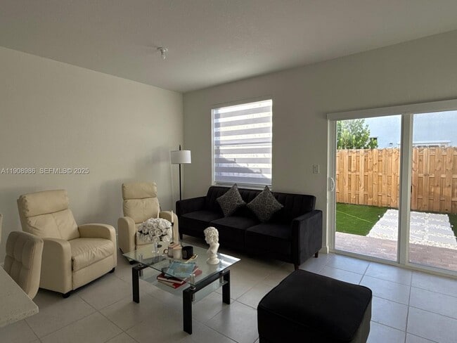 Building Photo - 2894 SE 26th Ter