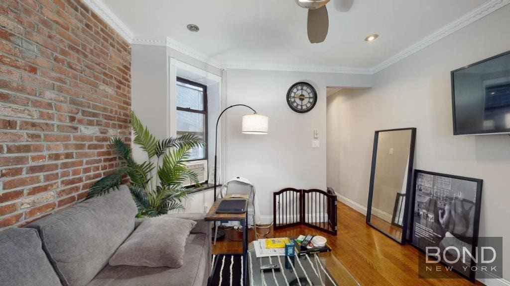 Foto principal - 219 E 23rd St
