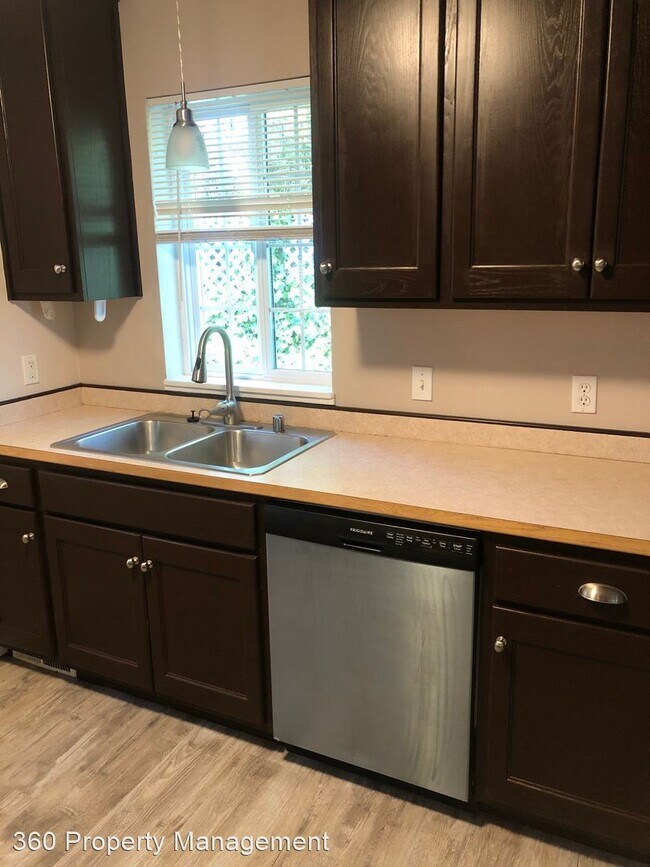 Building Photo - 984 E Whidbey Ave