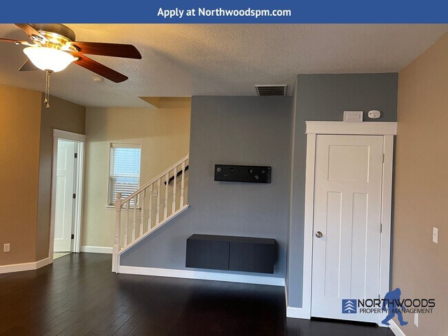 Building Photo - Very Nice 3 Bedroom 2.5 Bathroom  ***2021 Sq. Ft Living Space***Located in Central Point with a L...