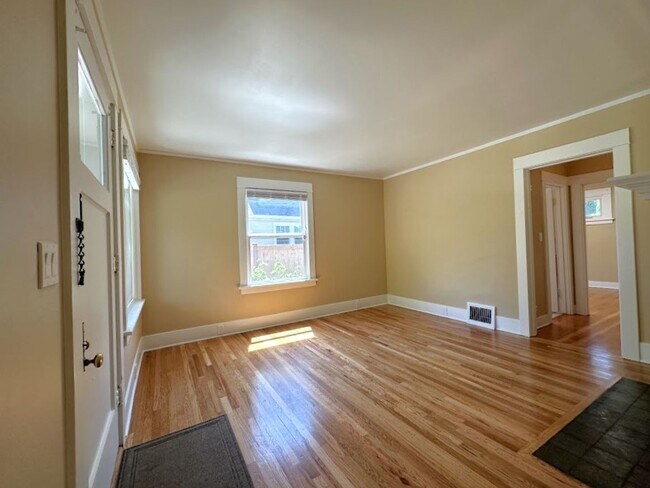 Building Photo - Desirable Proctor Location: 3-Bedroom Home...