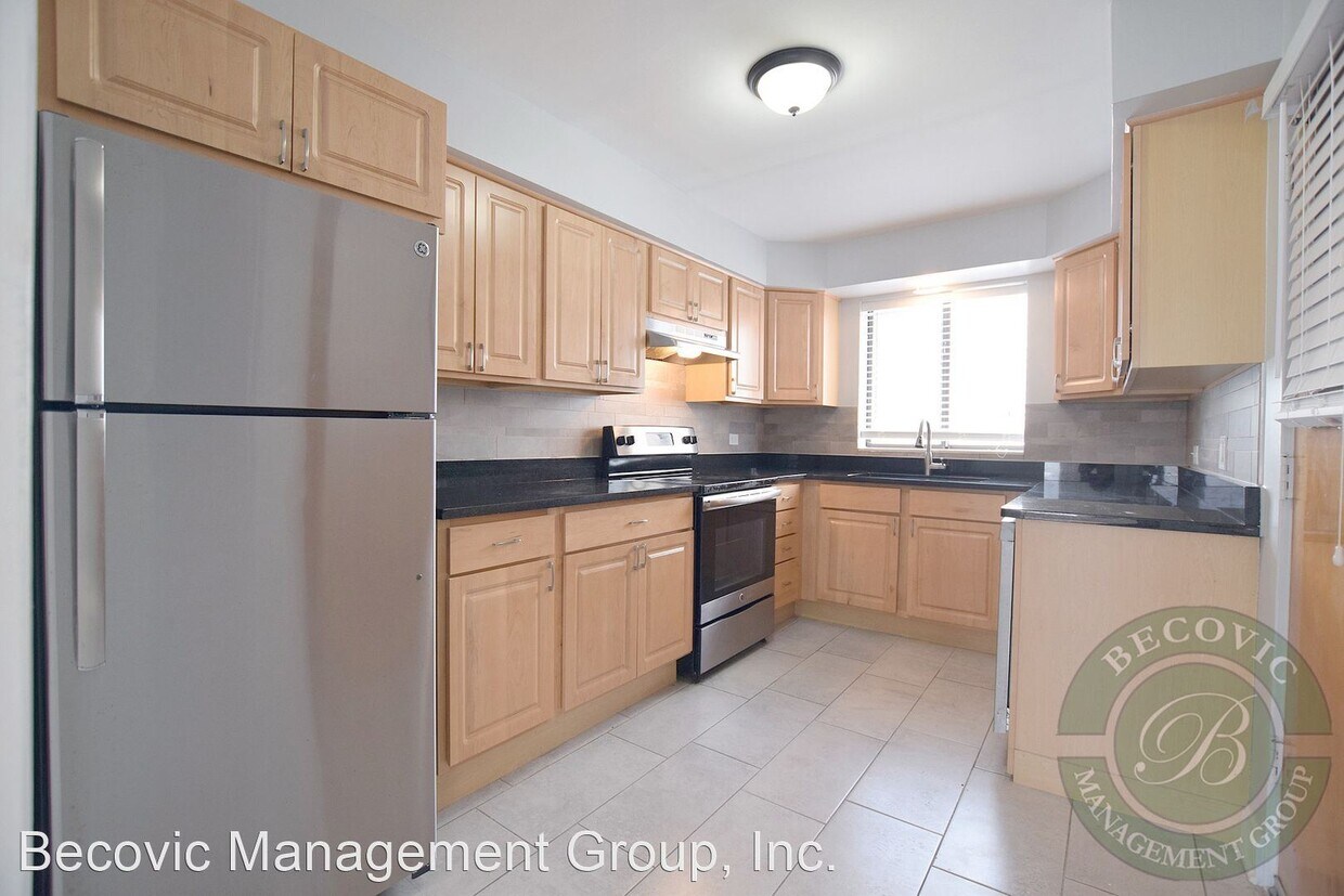 Primary Photo - 7630-7638 N Eastlake Terrace