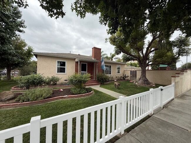 Building Photo - SPACIOUS 3 BEDROOM / 1.5 BATH HOME IN LOS ...
