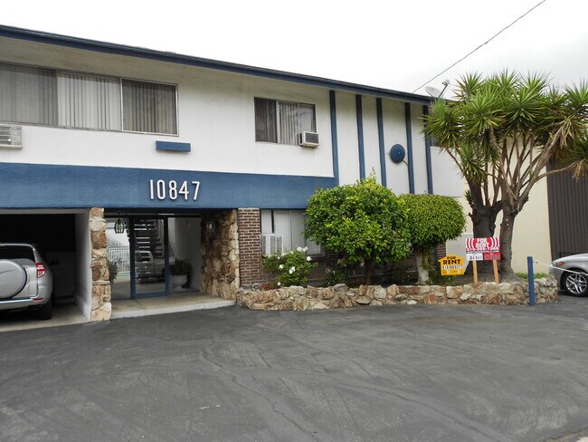 ENTERANCE - 10847 Hortense St