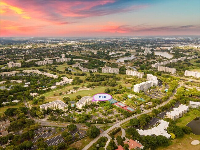 Foto del edificio - 3500 Oaks Clubhouse Dr