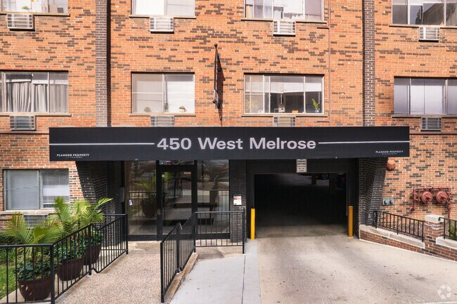 Entrada - 450 West Melrose Apartments