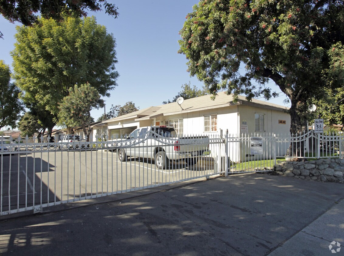 Primary Photo - 1581-1599 S Reservoir St